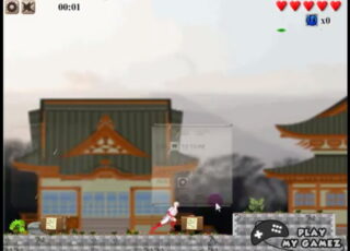 전통 지붕 건물이 나란히 놓인 배경 앞에 흰색 복장의 작은 인물 형상이 돌바닥 위에 서 있는 장면