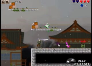 안개 낀 하늘 아래 기와 지붕이 보이는 공간에서 여러 색의 작은 인물 형상이 공중 발판 주변에 흩어져 배치된 장면