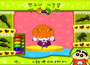 짱구네 애견샵 짱구교실 게임에서 초록색 앞머리와 노란 몸을 가진 강아지가 가운데에 앉아 있고 네 방향에 미용 도구와 배경 버튼이 배치된 꾸미기 완료 장면이다.